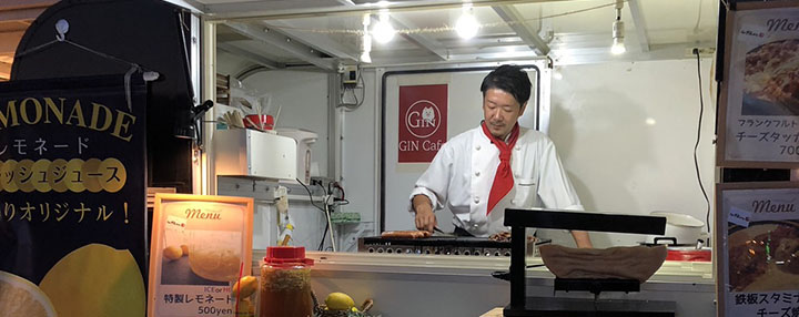 立って調理できる広々室内